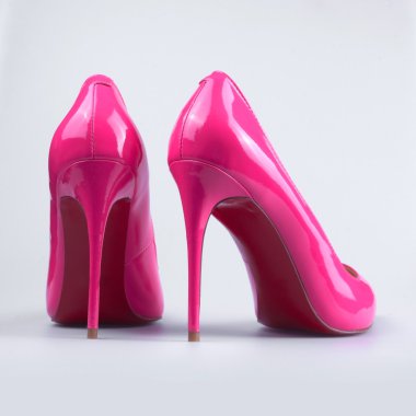 Beyaz bir arka plan üzerinde pembe Bayan Ayakkabı