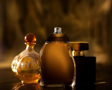 Altın parfüm şişeleri