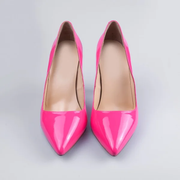 Розовые женские туфли на белом фоне — стоковое фото