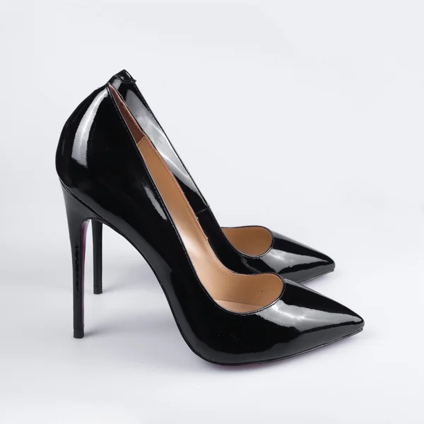 Czarne buty ze skóry lakierowanej — Zdjęcie stockowe