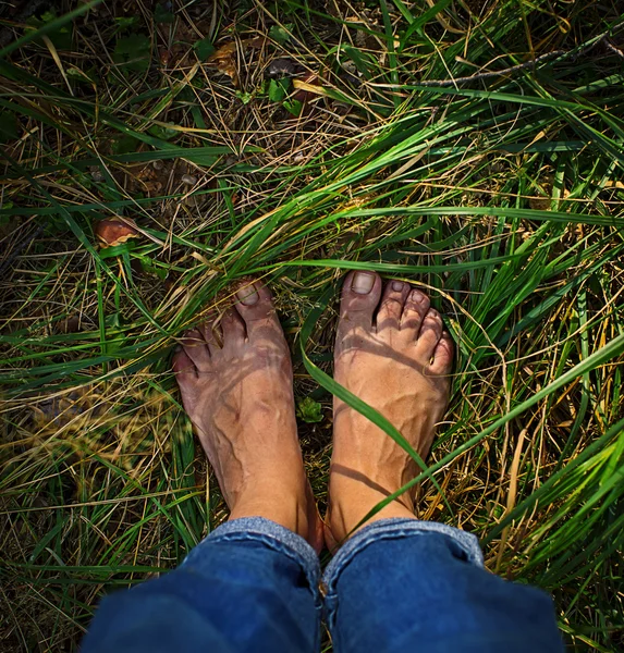 Kaki di atas rumput hijau . — Stok Foto