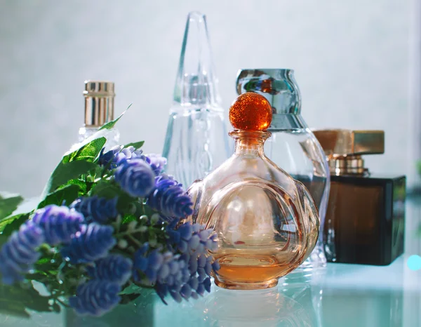 Assortiment van parfumflesjes, close-up — Stockfoto