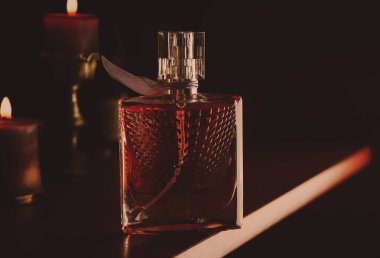Bir şişe parfüm ve mum.
