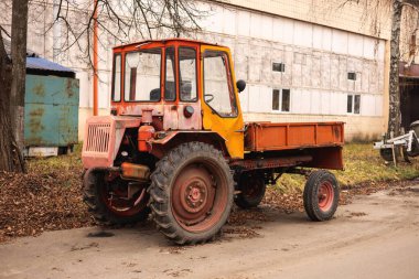 Zirai işler için eski otomatik traktör şasesi