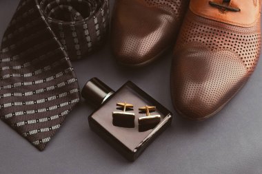 Erkekler Günü: Deri ayakkabılar, kravat ve parfüm