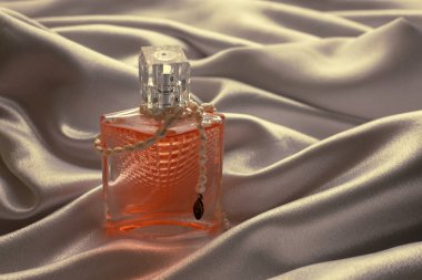 Beyaz ipek üzerinde lüks bir parfüm