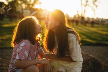 Parktaki anne ve kızının yürek ısıtan fotoğrafı.