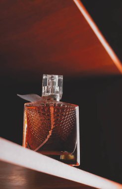 Ahşap bir yüzeyde parfüm