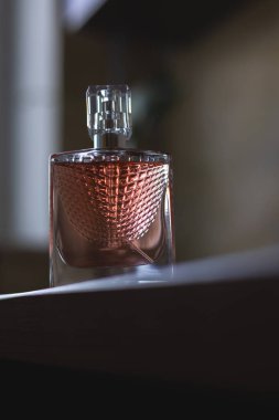 Ahşap bir yüzeyde parfüm şişesi