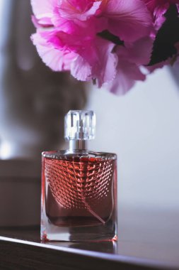 Bir şişe pembe kadın parfümü.