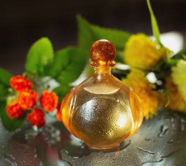 Bir çiçekli ıslak parfüm