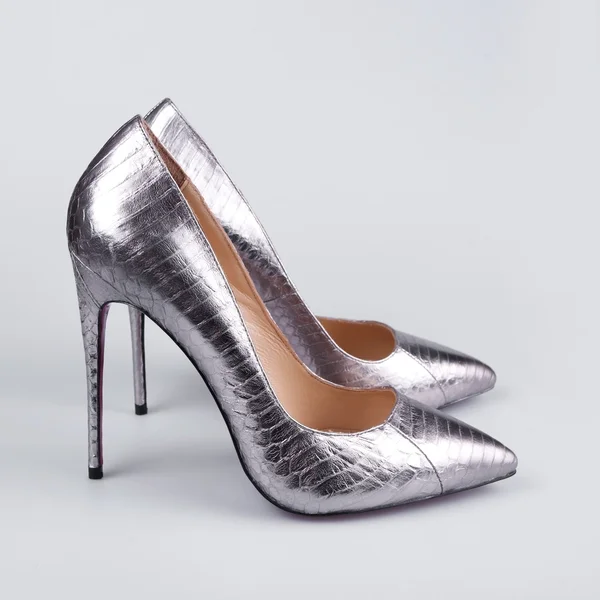 Γυναικεία παπούτσια Silver — Φωτογραφία Αρχείου