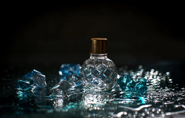 Frasco de perfume con gotas de agua —  Fotos de Stock