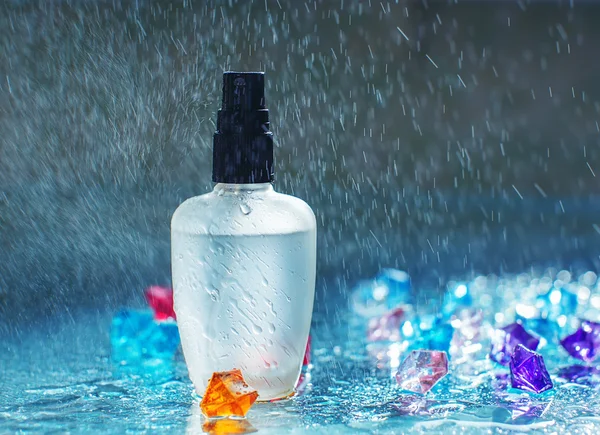 Frasco de perfume con gotas de agua — Foto de Stock