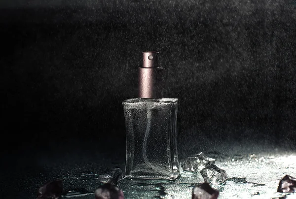 Różowe perfumy z kropli wody — Zdjęcie stockowe