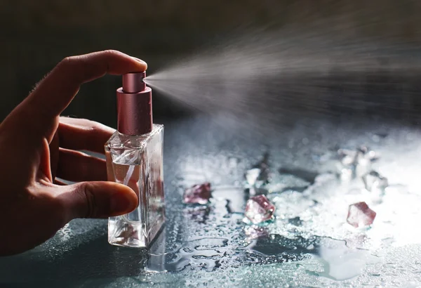 Hombre usando perfume — Foto de Stock