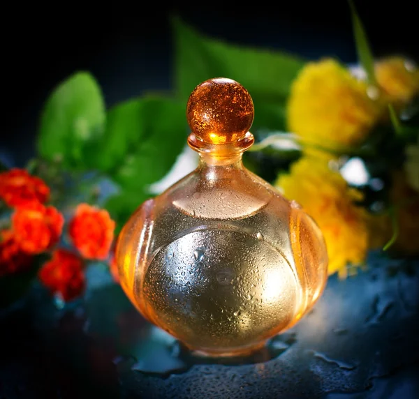 El perfume con las flores de color —  Fotos de Stock