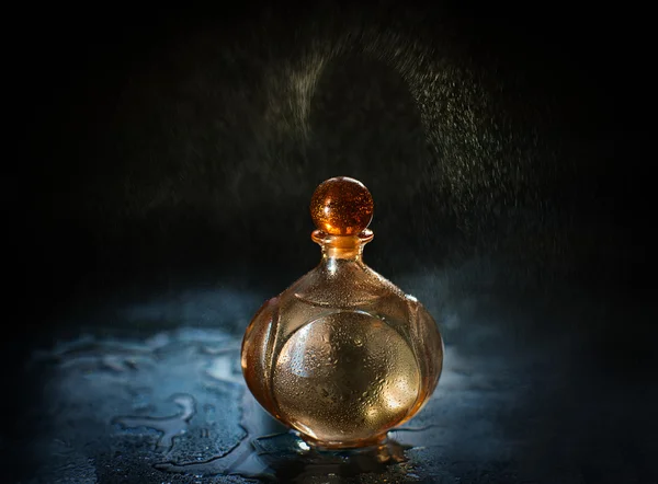 Flakon perfum z wody spadnie — Zdjęcie stockowe