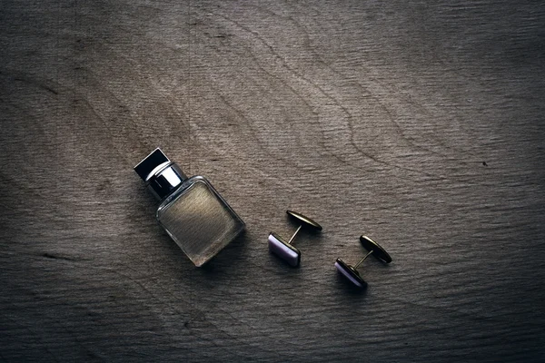男性の香水とカフリンクス — ストック写真