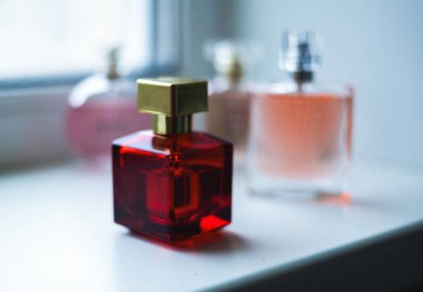 Farklı parfümlerden bir koleksiyon.