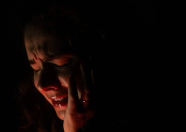 Kırmızı ışıkta ağlayan duygusal bir kadının portresi