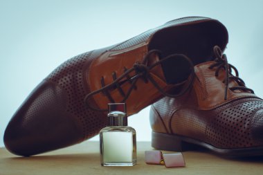 Erkek Ayakkabı, parfüm ve kol düğmeleri
