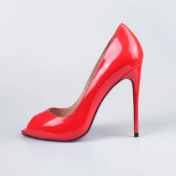 Damskie buty czerwone lakierki — Zdjęcie stockowe