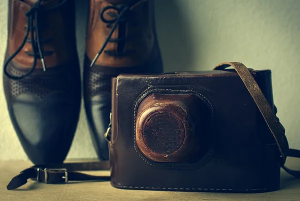 Zapatos de hombre de cuero y una cámara en una caja de cuero —  Fotos de Stock