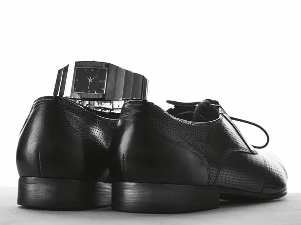 Bőr cipő férfi & órák — Stock Fotó