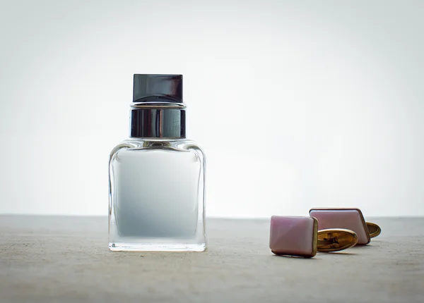 Perfume y gemelos de hombre — Foto de Stock