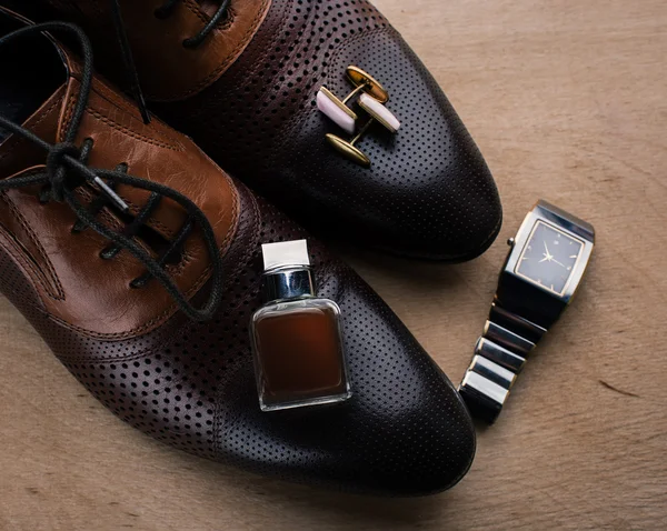 Mannen accessoires. schoenen, parfum en manchetknopen — Stockfoto