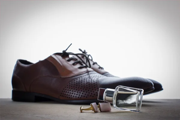 Mannelijke schoenen, parfum en manchetknopen — Stockfoto