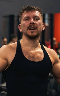 Sıkı bir çalışmadan sonra bir sporcu