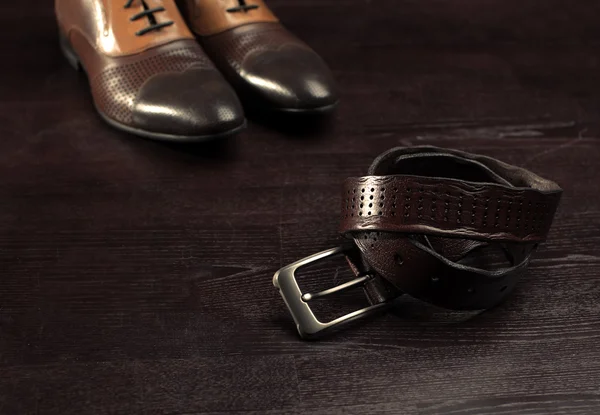 Élégantes chaussures de robe en cuir pour hommes et ceinture — Photo