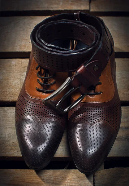Férfi bőr cipők és biztonsági öv — Stock Fotó