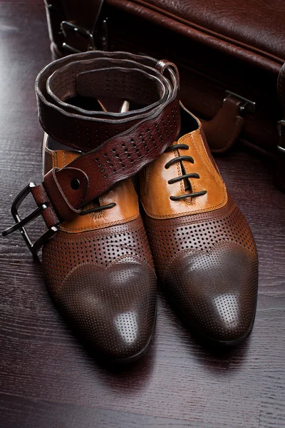 Erkek deri ayakkabı ve bir bavul — Stok fotoğraf