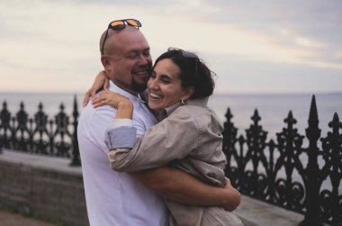 Gün batımında gülen bir çift