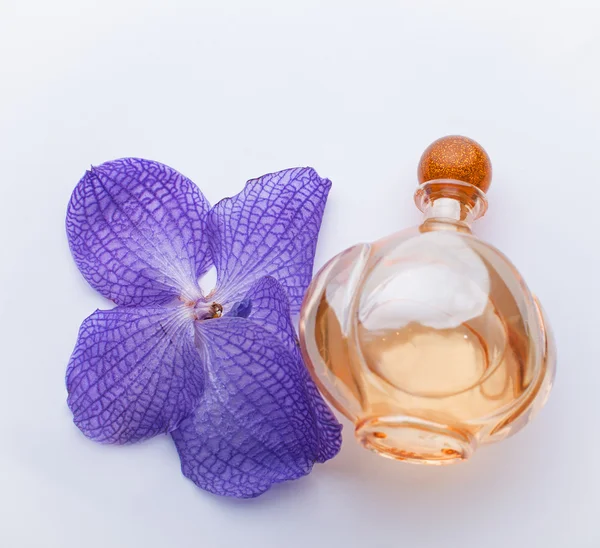 Perfume and delicate purple orchids — Stock Photo, Image