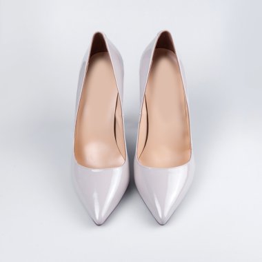 Beyaz arka plan üzerinde izole kadın yüksek topuklar