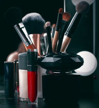 Kozmetik makyaj üzerinde karanlık