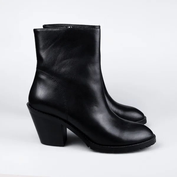 Vrouwelijke zwarte laarzen — Stockfoto