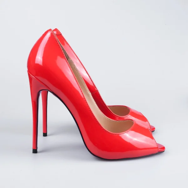 Damskie buty czerwone lakierki — Zdjęcie stockowe