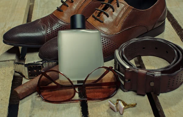 Acessórios masculinos. Perfume e sapatos — Fotografia de Stock