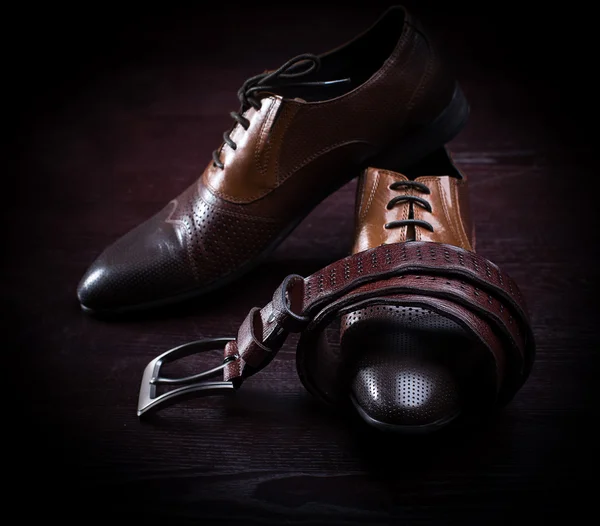 Élégantes chaussures de robe en cuir pour hommes et ceinture — Photo