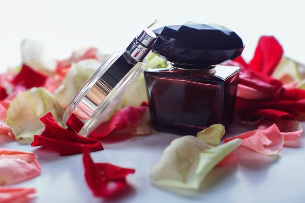 Női parfüm és a rózsa szirmai — Stock Fotó