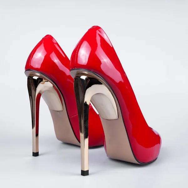 Sapatos vermelhos com salto alto de ouro — Fotografia de Stock
