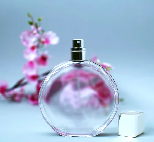 Parfémy a růžové květy — Stock fotografie