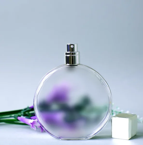 Parfum en roze bloemen — Stockfoto