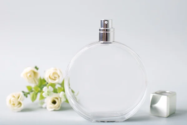 Perfume feminino sobre branco — Fotografia de Stock