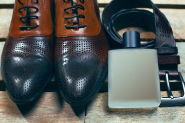 Erkek ayakkabıları, parfüm ve kemer